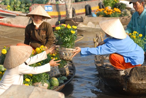 Mua bán nhộn nhịp. Nếu trên bờ khách đi xe máy, đi bộ, thì dưới sông khách dùng ghe xuồng để đến nơi mua bán.